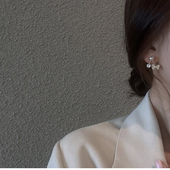 💙💕💕Last one Butterfly Pearl Rhinestone Stud Earrings - Picture 3 of 11